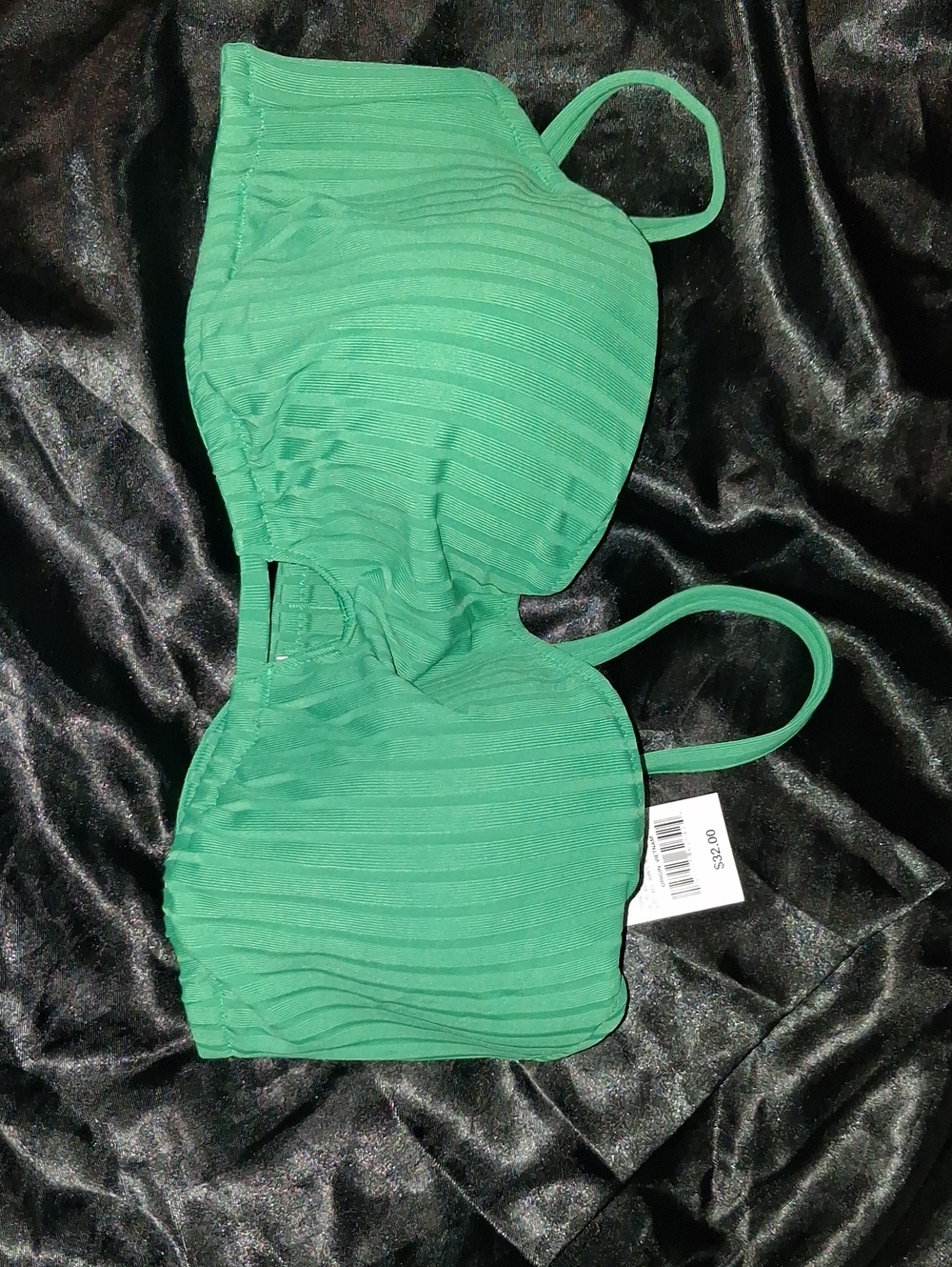 Woman's Green Seamless Underwire Bathing Suit Top. Bikini Top